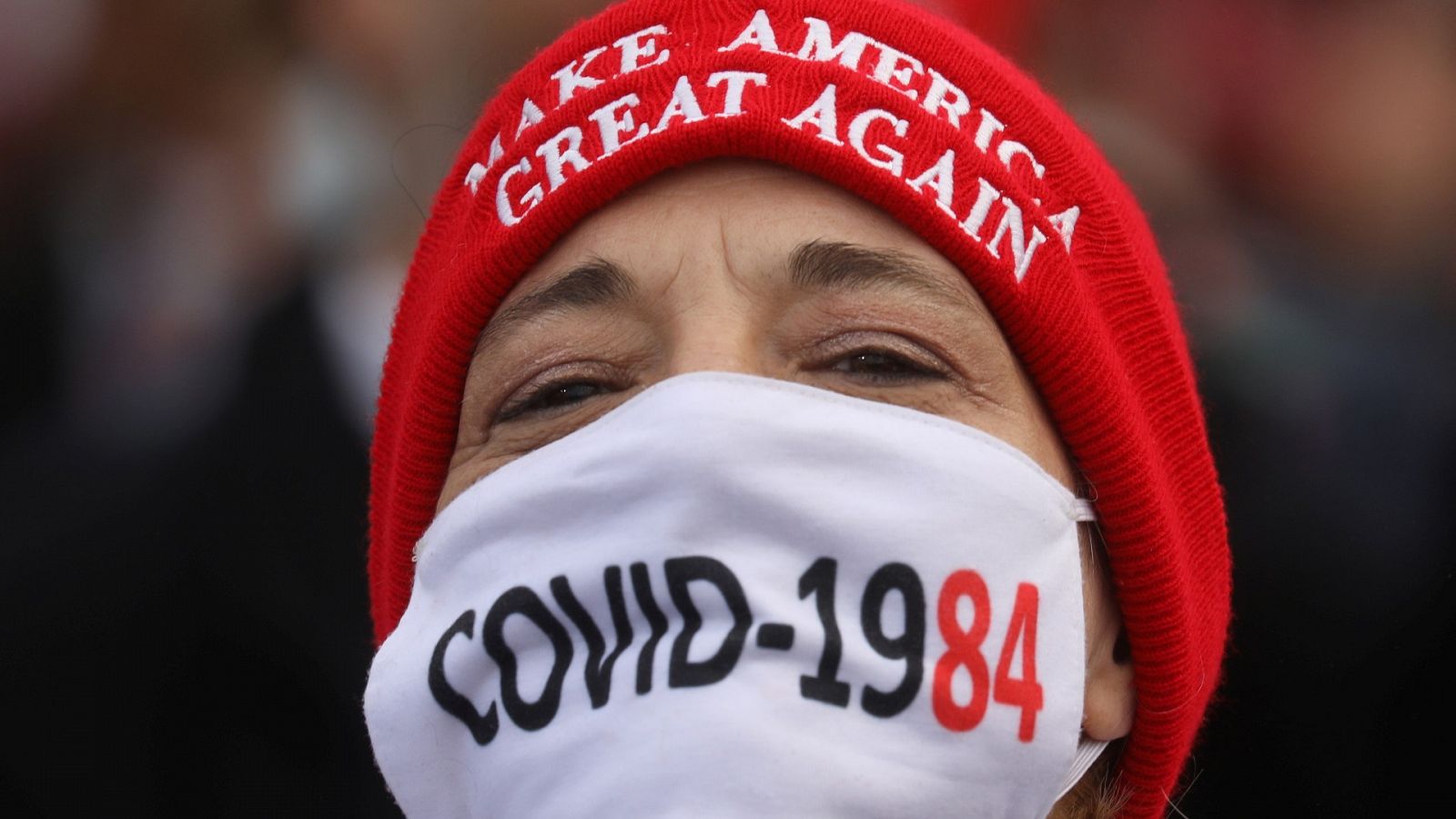 Un partidario de Donald Trump se protege con una mascarilla contra el confinamiento