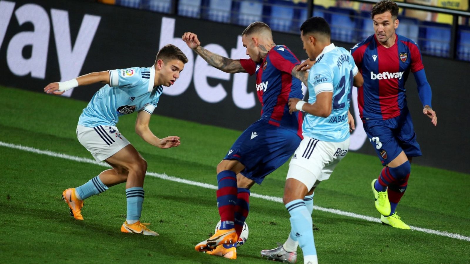 El defensa colombiano del Celta Jeison Murillo (2d) pelea un balón con el delantero del Levante Roger Marti.
