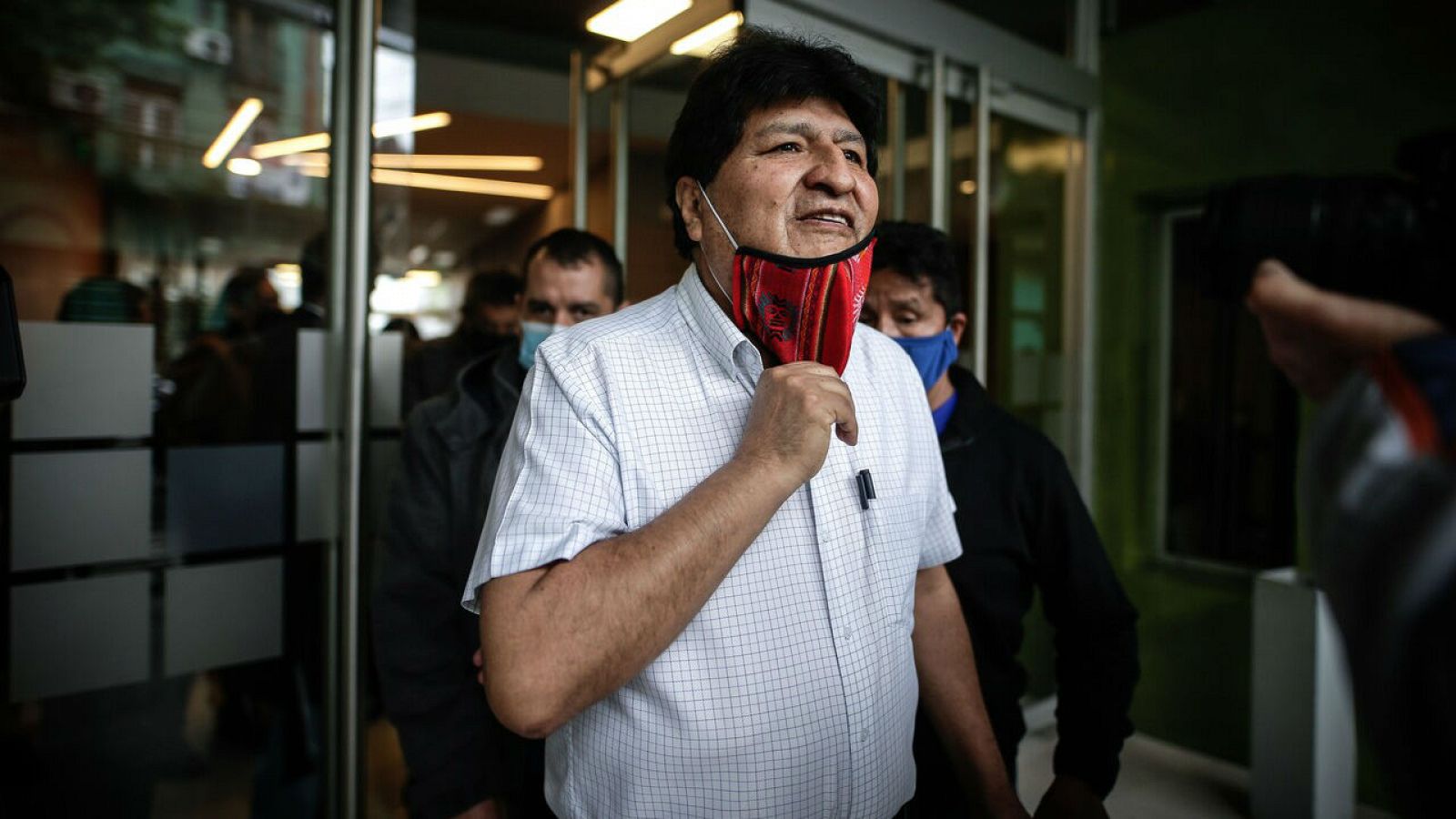 El expresidente de Bolivia, Evo Morales, se retira tras de ofrecer una rueda de prensa, en Buenos Aires (Argentina).