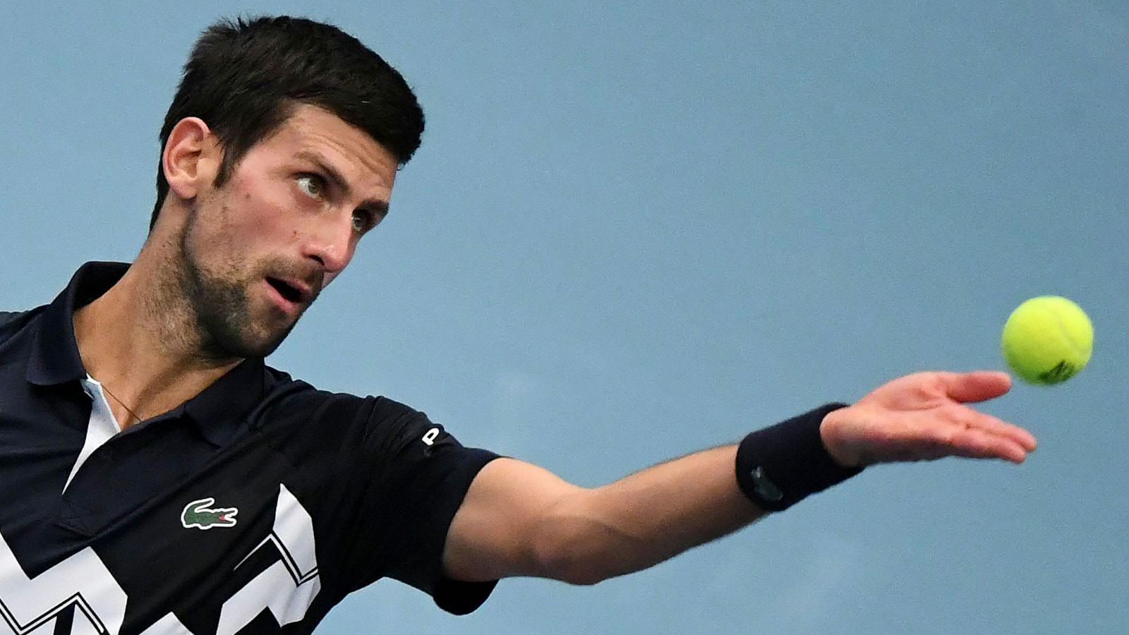 Djokovic se dispone a sacar una pelota durante el torneo de Viena