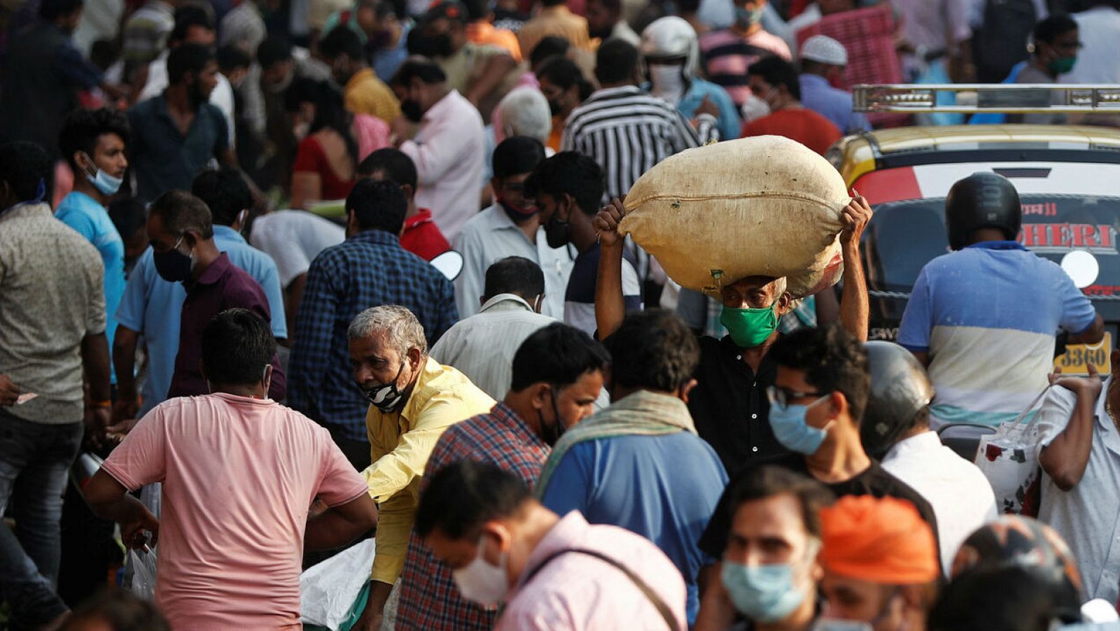 Personas en un mercado abarrotado en Mumbai, India, el 29 de octubre de 2020.