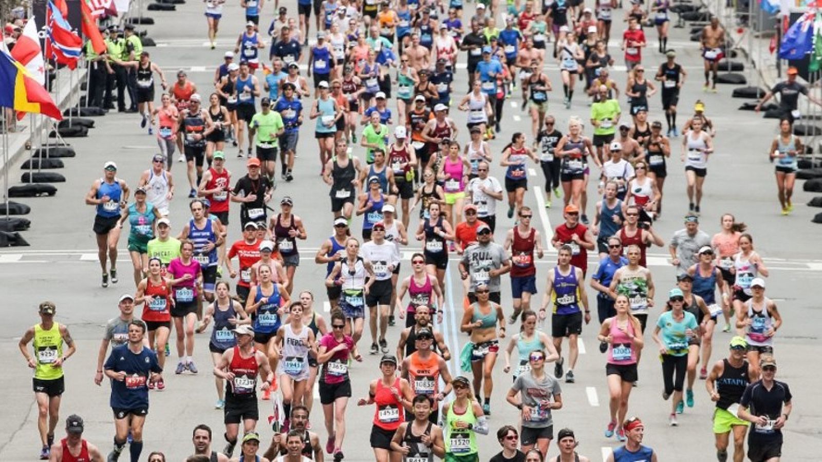 Decenas de corredores participando en el Maratón de Boston.
