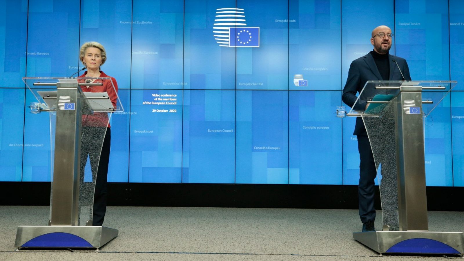 La presidenta de la Comisión Europea, Ursula von der Leyen (i), y el presidente del Consejo Europeo, Charles Michel, durante la rueda de prensa posterior a la cumbre extraordinaria de la UE sobre la COVID-19 el 29 de octubre de 2020 .