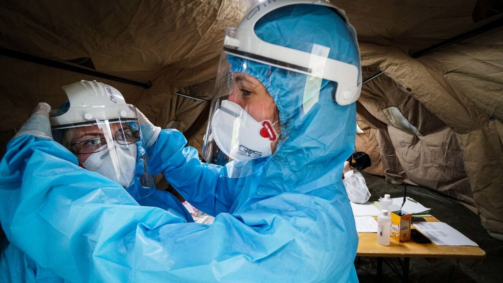 El Ejército italiano lleva a cabo tests de coronavirus en Caserta, Italia. EFE/EPA/CESARE ABBATE