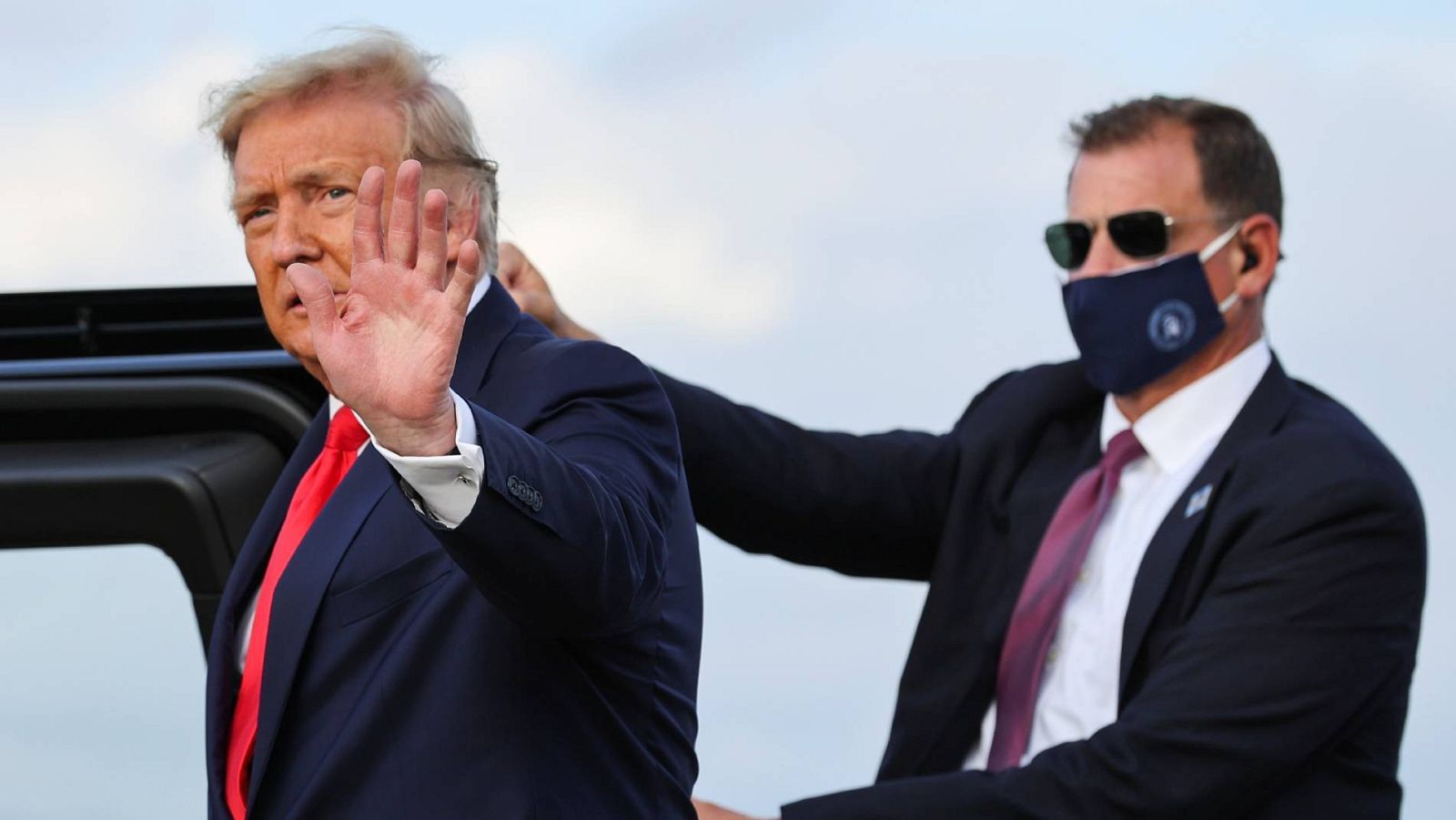 El presidente de Estados Unidos, Donald Trump, aborda su limusina oficial para acudir a un acto electoral