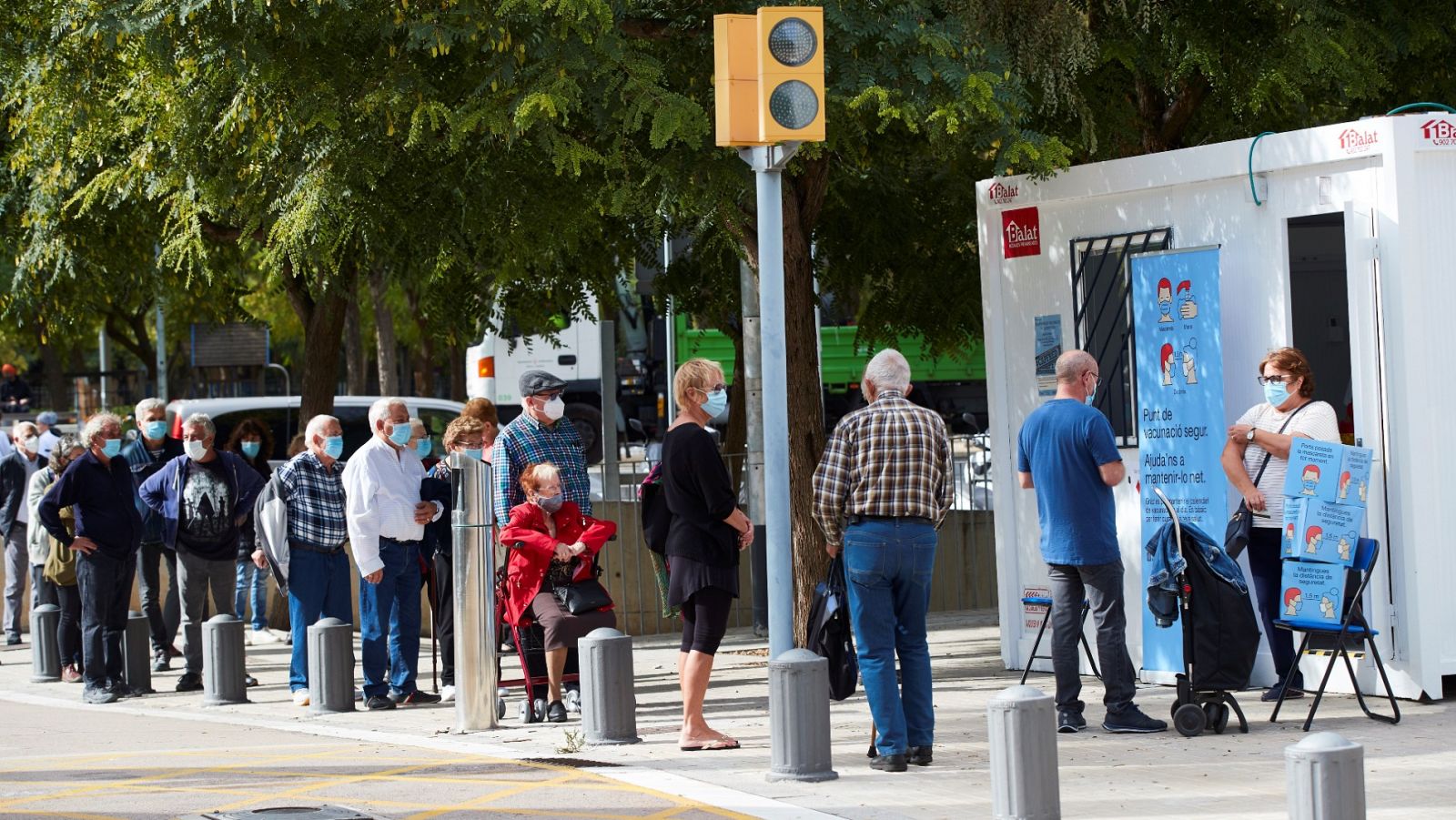 Varias personas hacen cola para vacunarse de la gripe en el Hospital del Mar de Barcelona