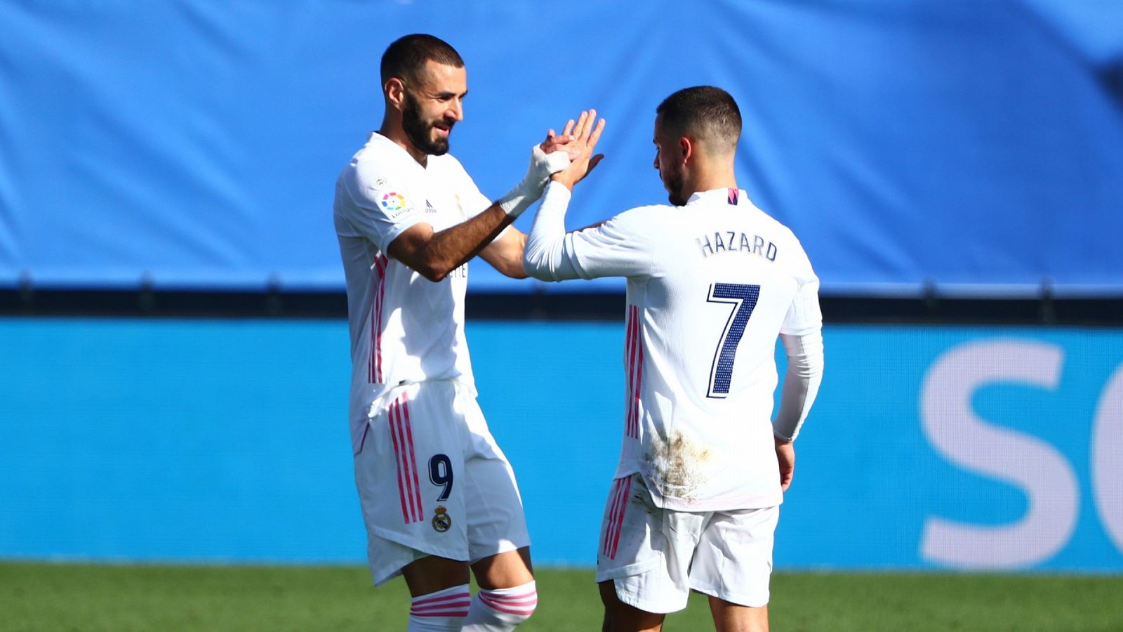 Benzema felicita a Hazard tras anotar el primer gol del Madrid ante el Huesca.