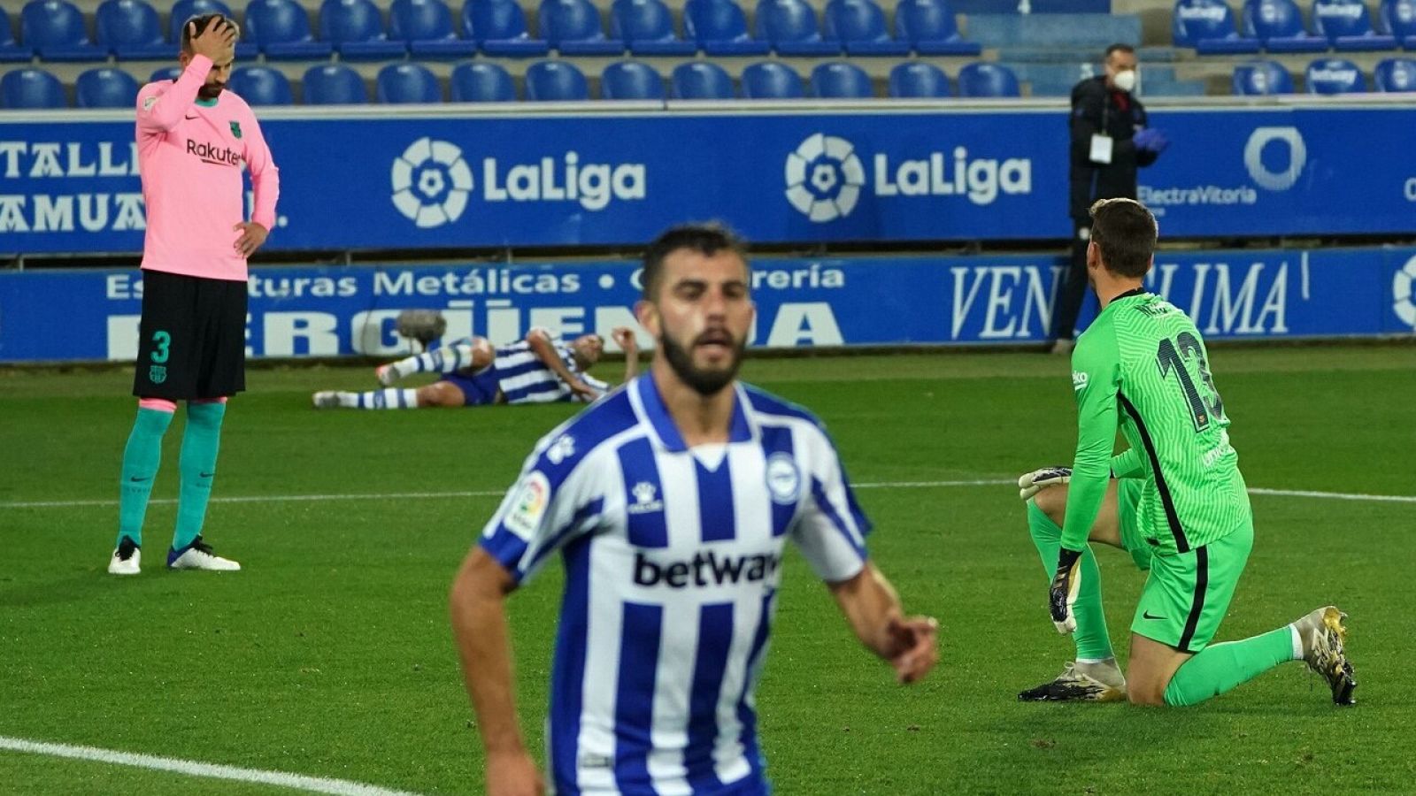 Piqué y Neto se lamentan por el gol de Rioja para el Alavés (centro).