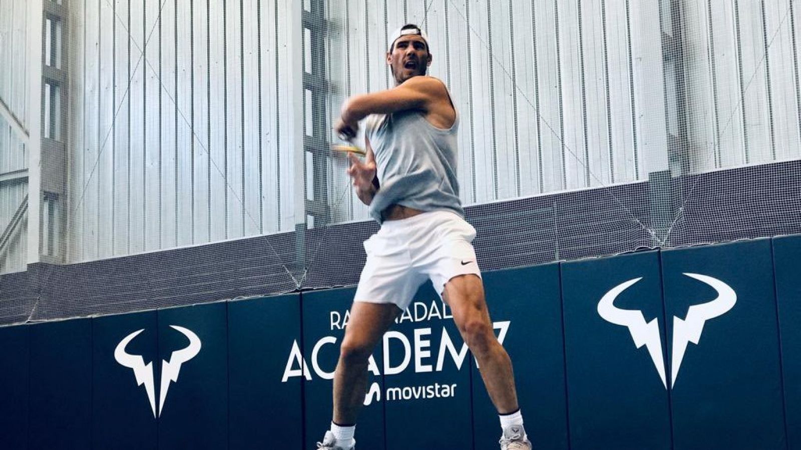 Rafa Nadal entrenando bajo techjo en su academia