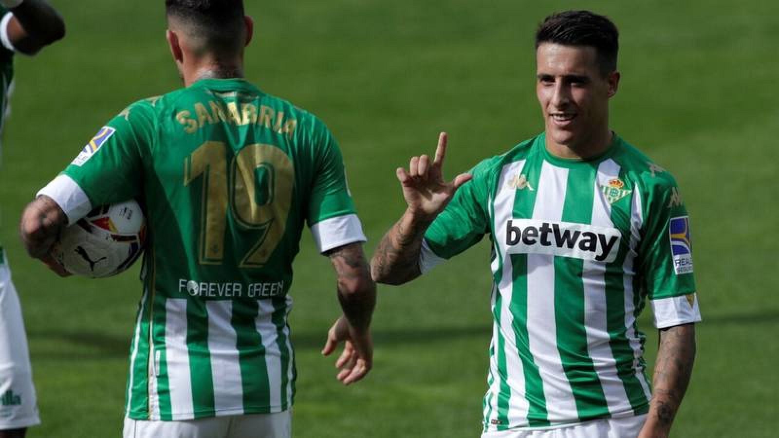 Cristian Tello y Sanabria (de espaldas), goleadores del Betis ante el Elche.