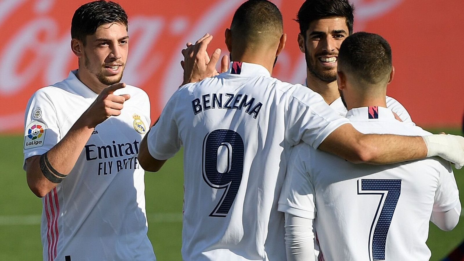 Los jugadores del Madrid celebran un gol ante el Huesca.