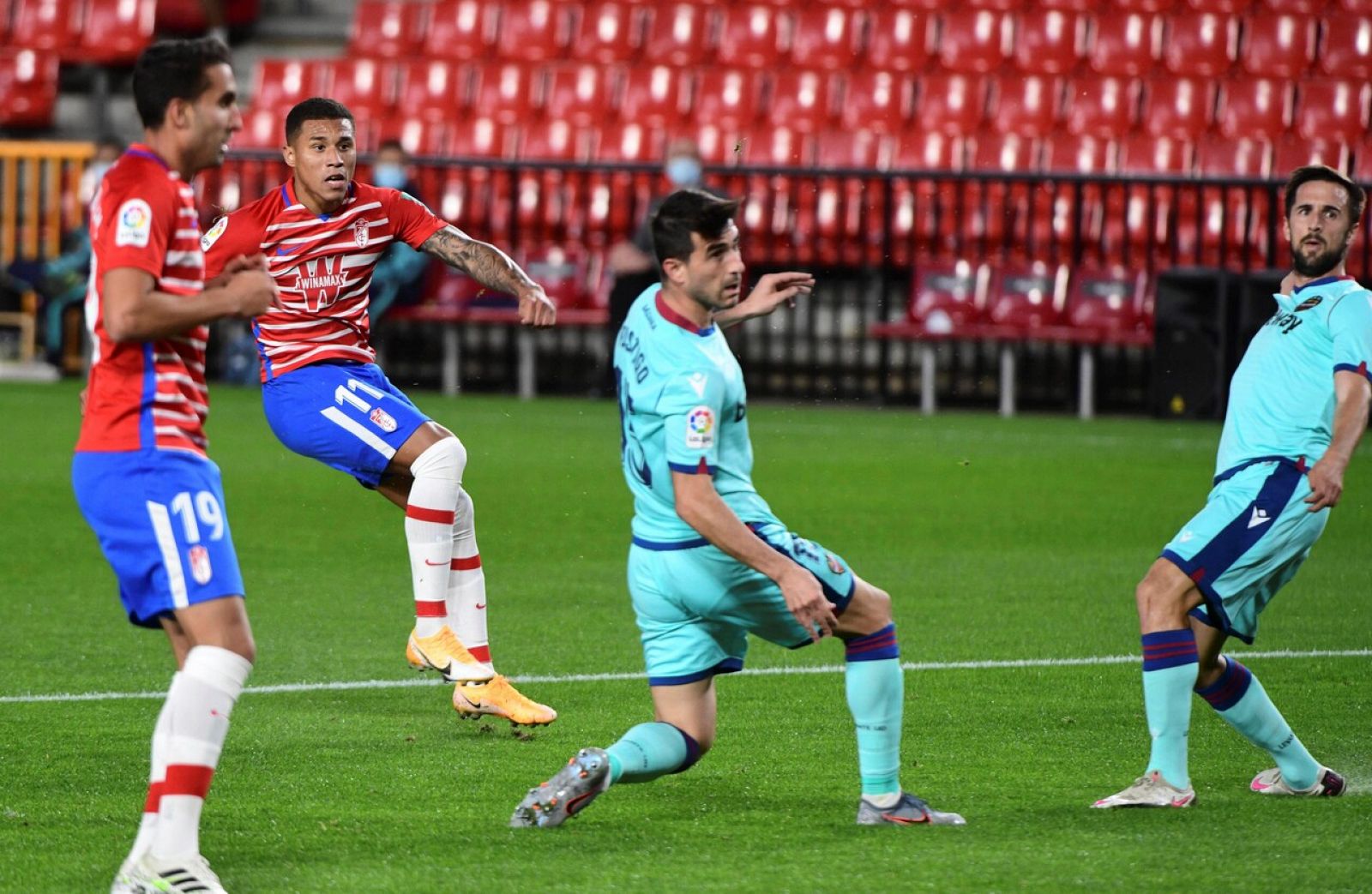 El Granada y el Levante han empatado a un gol en Los Cármenes.