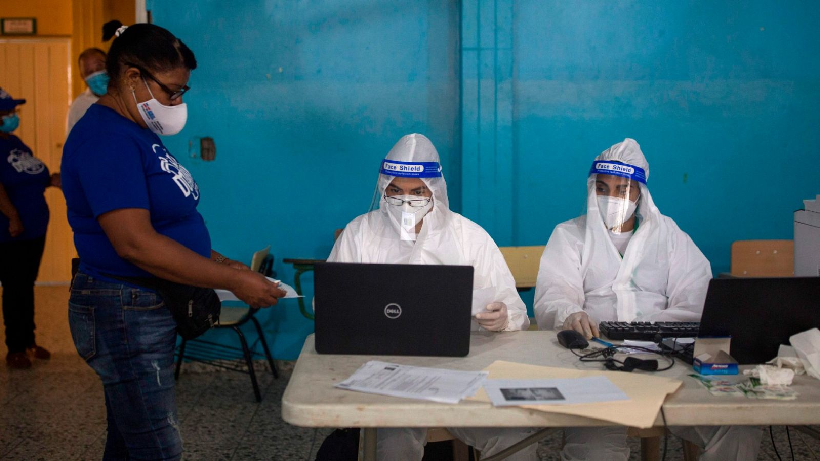 Una mujer se prepara para hacerse una prueba PCR en un colegio de Santo Domingo