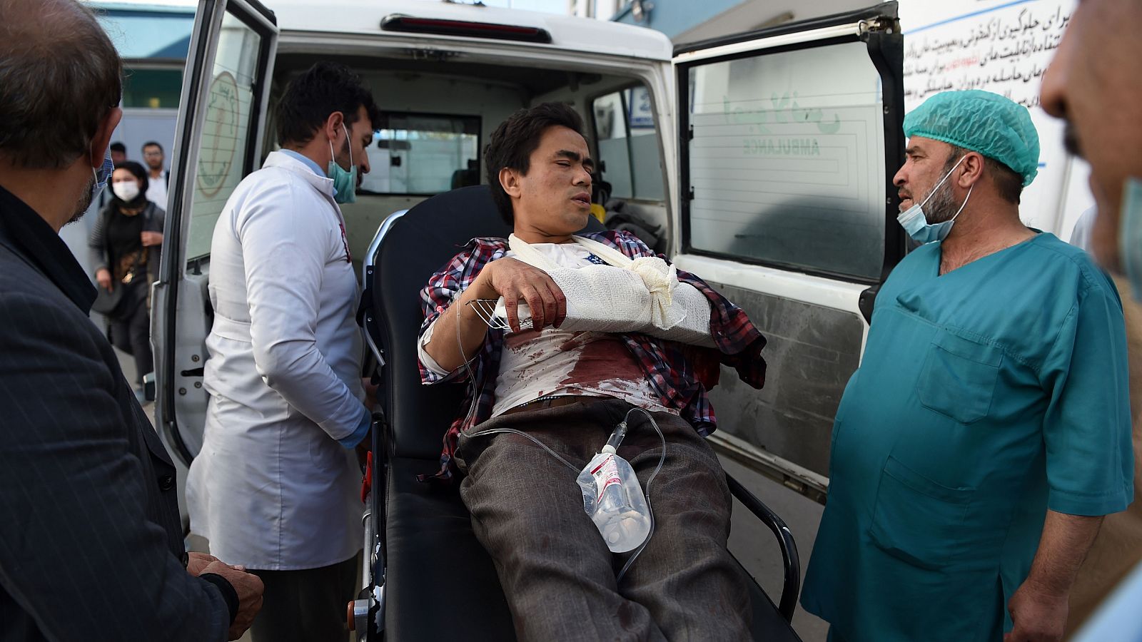 Uno de los heridos en el ataque a la universidad de Kabul llega en una ambulancia al Hospital Isteqlal.