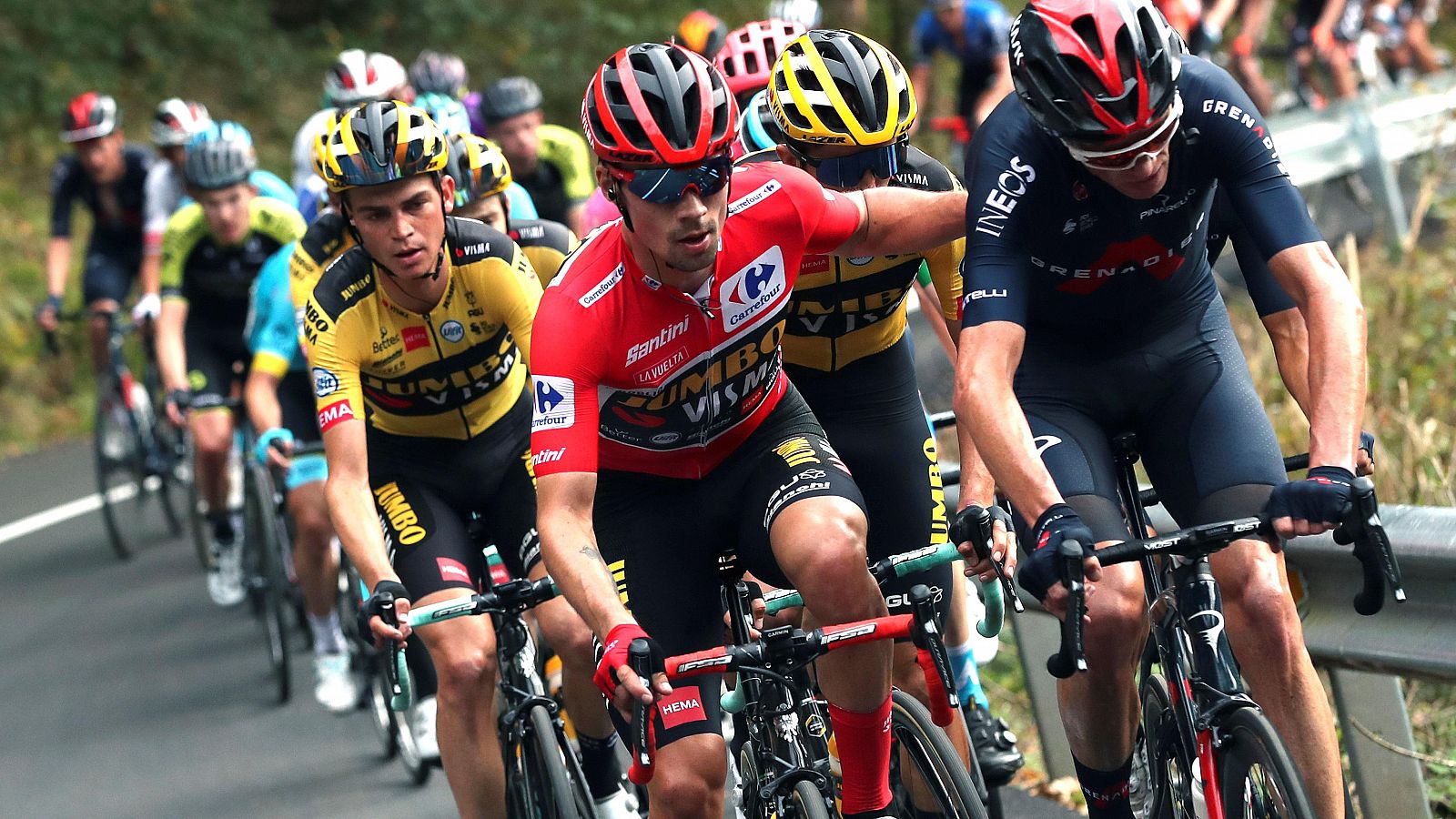 Imagen de Primoz Roglic y de Chris Froome durante la etapa 12 de la Vuelta 2020.