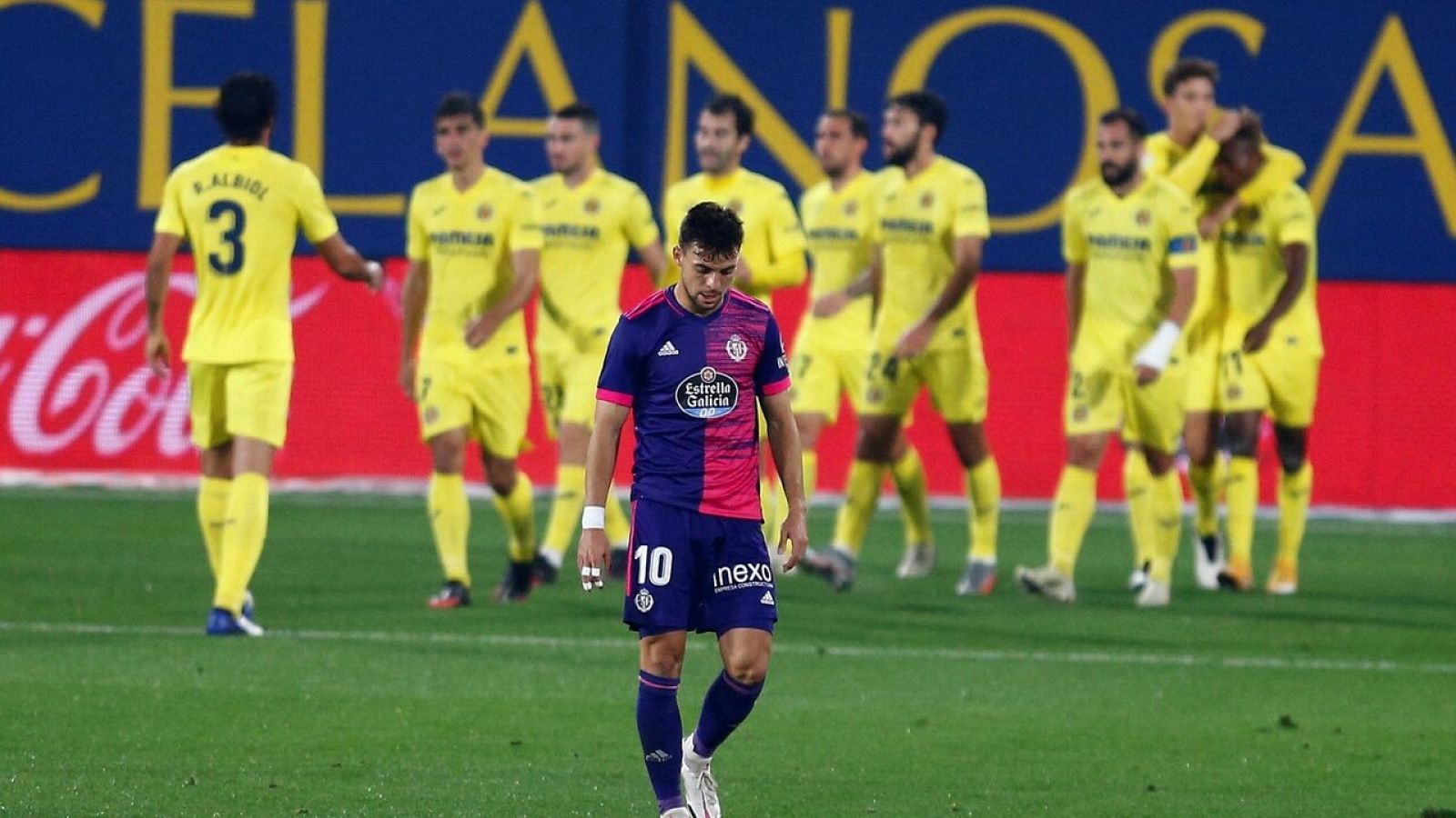 Los jugadores del Villarreal celebran el gol de Chukweze.