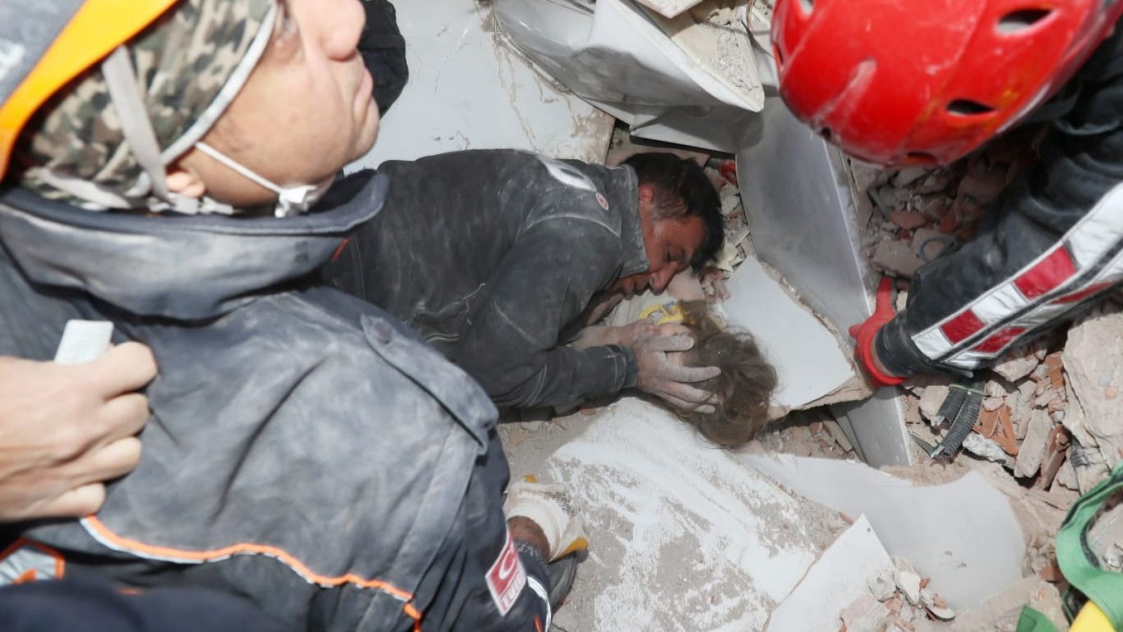 Momento en que se produce el hallazgo de la niña Ayda Gezgin cuatro días después del terremoto, bajo los escombros.