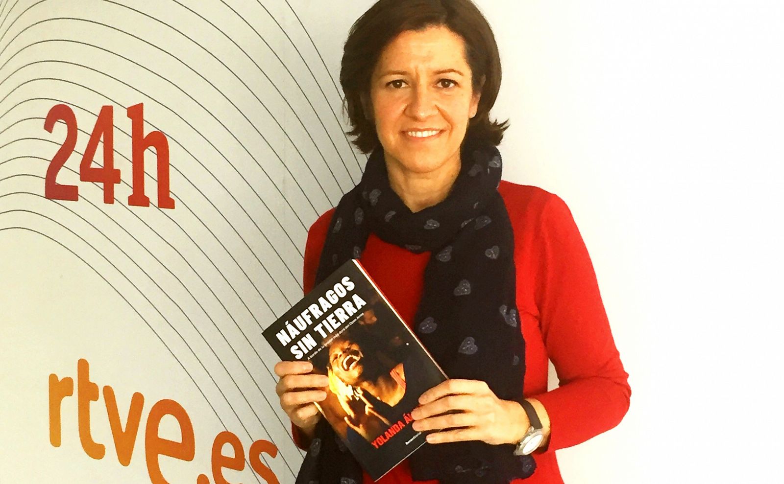 Yolanda Álvarez posa con su primer libro, Náufragos sin tierra, en las instalaciones de Torrespaña.