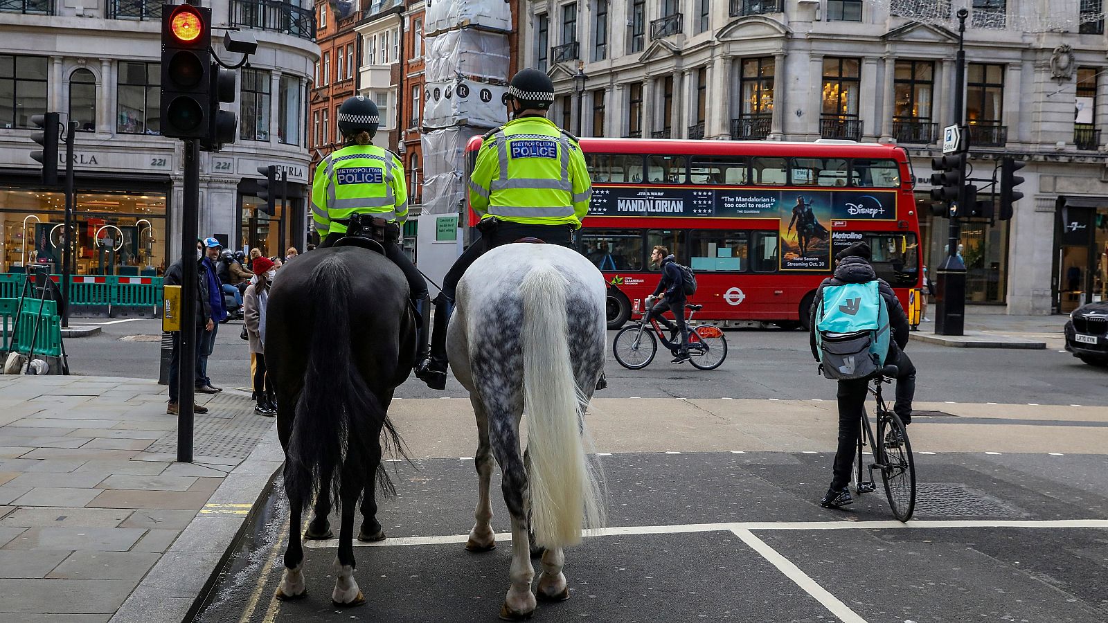 Dos policías a caballo patrullan las calles de Londres.