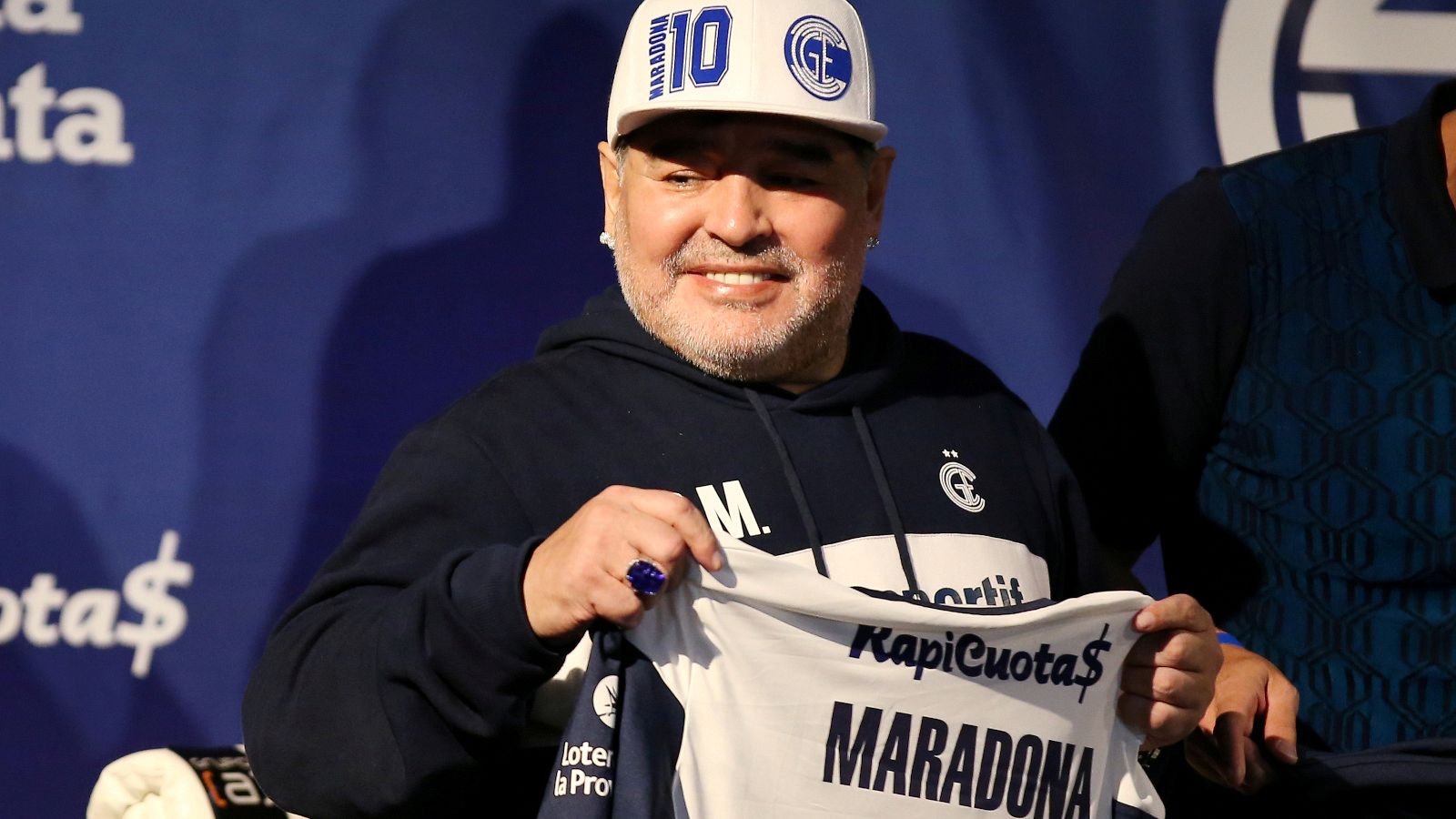 Maradona, en su presentación como entrenador de Gimnasia y Esgrima