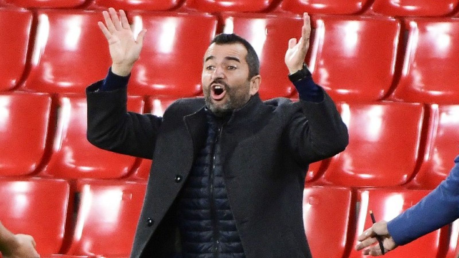 Diego Martínez, técnico del Granada, da instrucciones a sus futbolistas en el partido contra el PAOK.