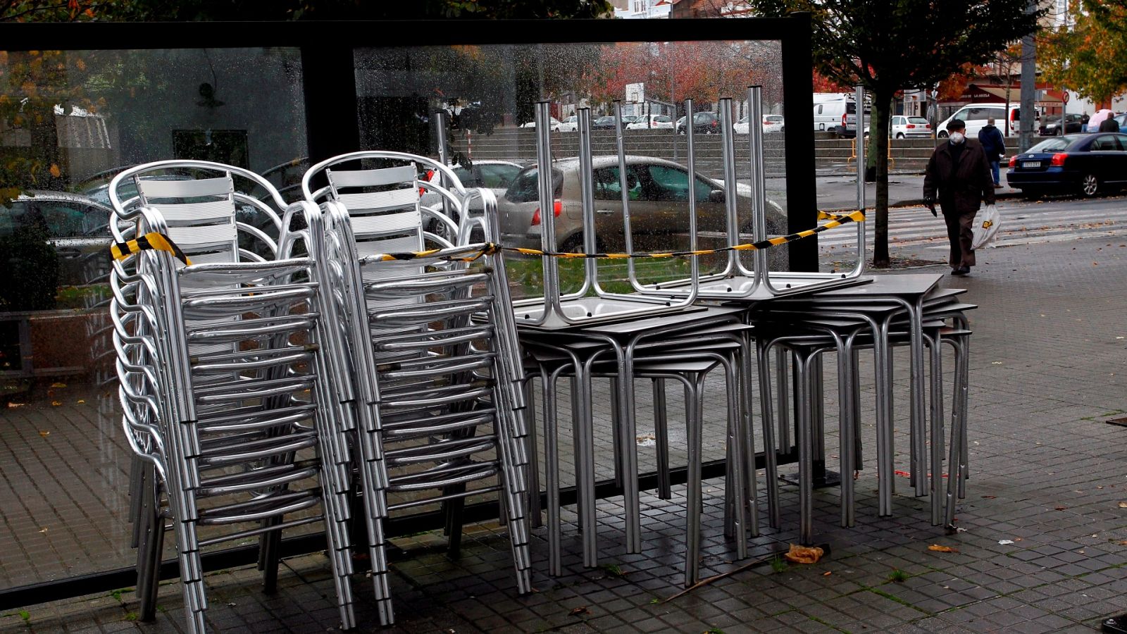 Sillas y mesas apiladas en una terraza cerrada en la localidad de Narón