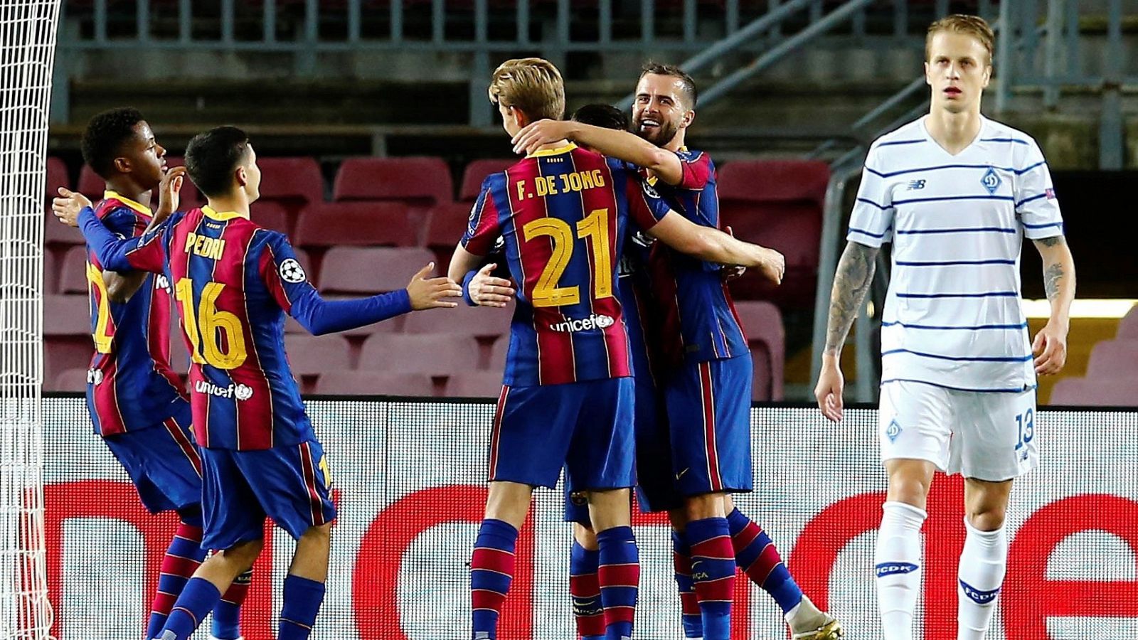 Los jugadores del FC Barcelona celebran el gol del delantero argentino Lionel Messi, primero de su equipo ante el Dinamo de Kiev