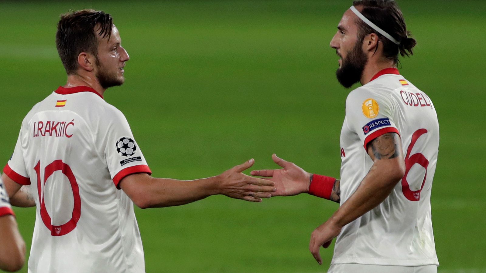 El croata del Sevilla CF Ivan Rakitic celebra con Nemanja Gudelj el primer gol conseguido ante el Krasnodar.