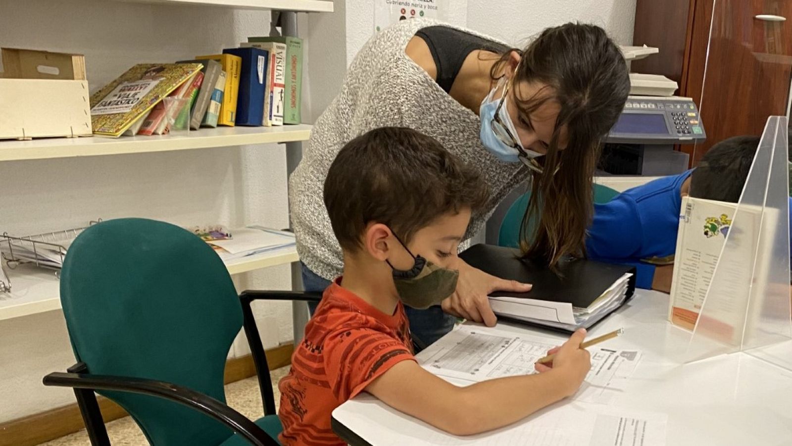 Clases de apoyo para menores de familias vulnerables en la Fundación Hada de Palma