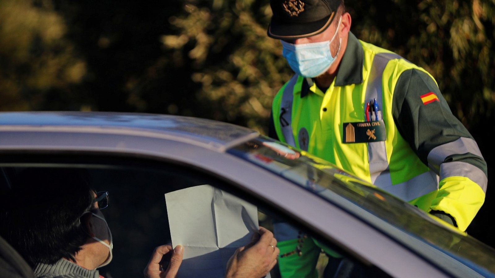 Imagen de archivo del pasado 30 de octubre de 2020 de agentes de la Guarda Civil realizando un control de tráfico en la A4 en la salida de Madrid.