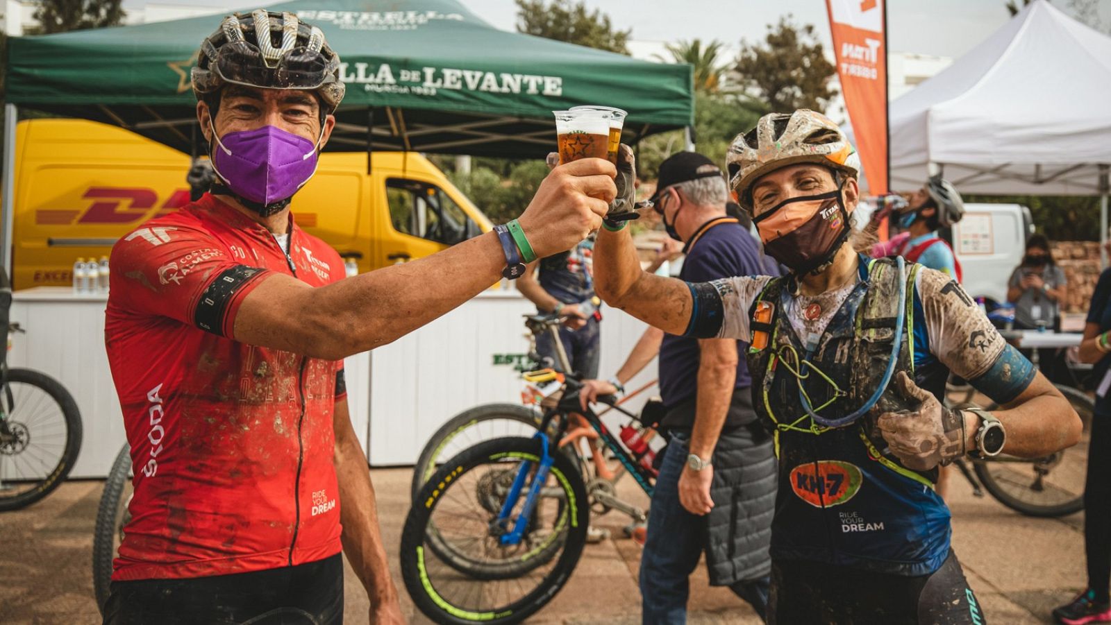 Sergio Mantecón y Claudia Galicia se coronan en Almería como campeones de la Titan Desert