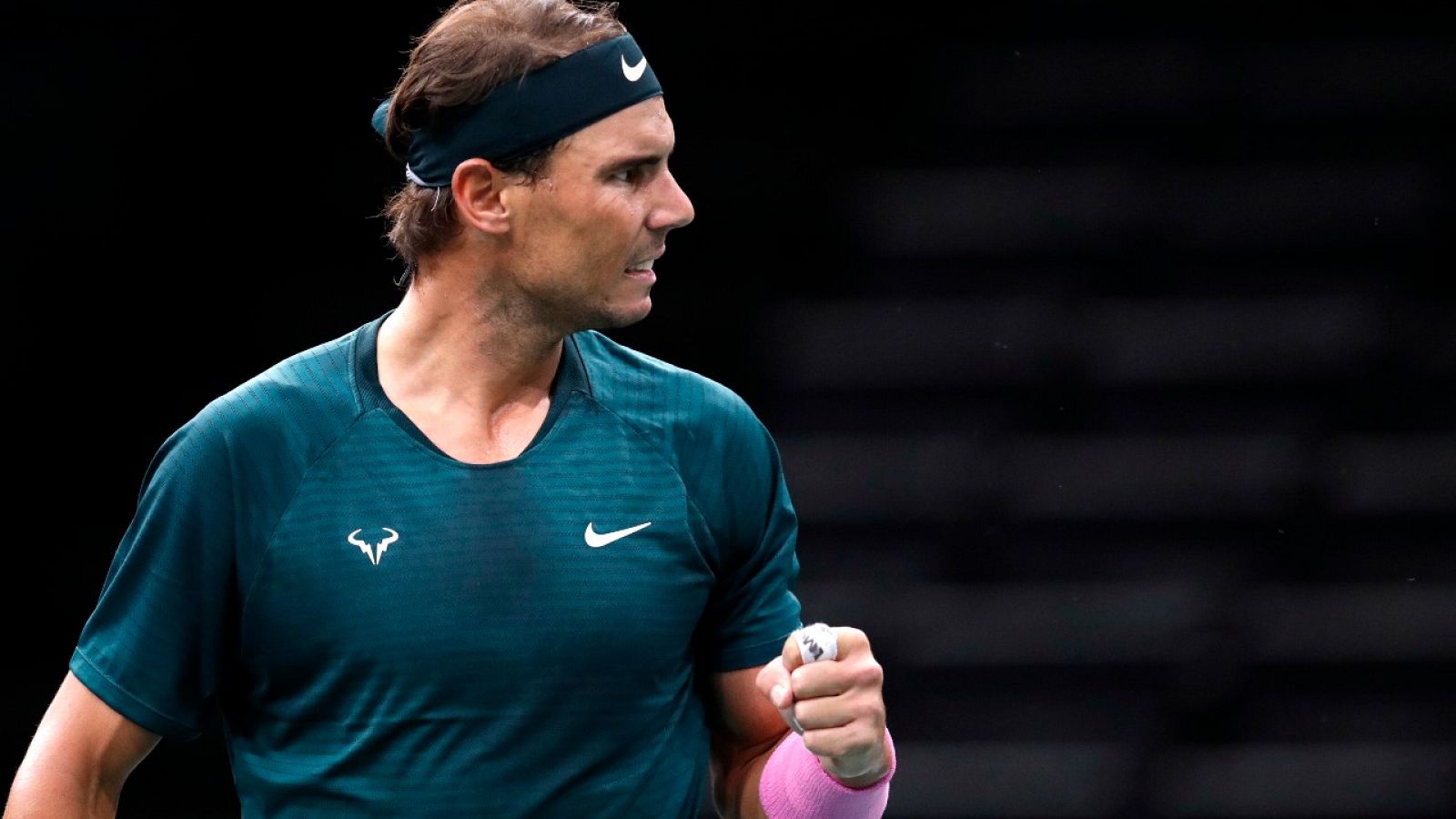 Rafa Nadal celebra un punto ante Pablo Carrerño en cuartos de final del Masters 1000 de París.