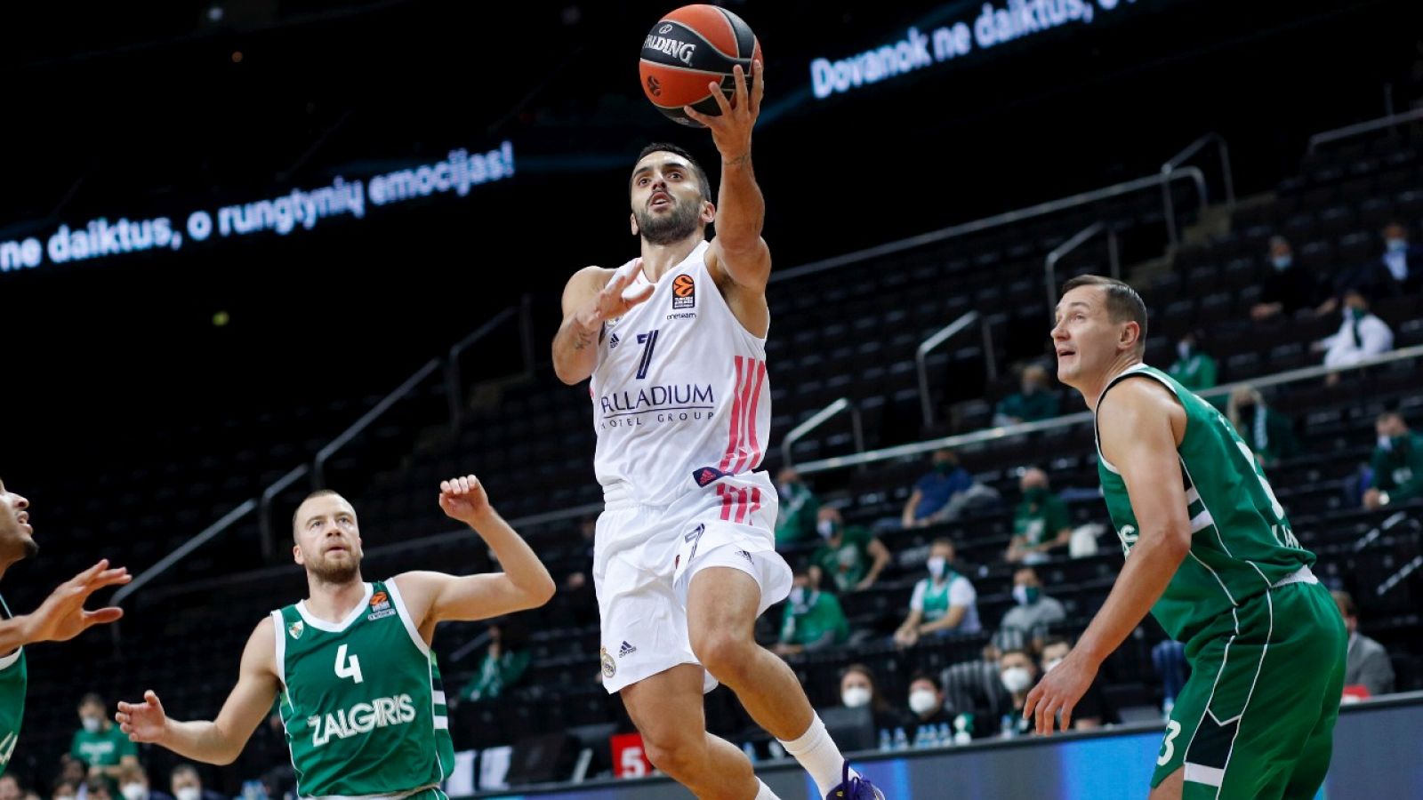 El jugador del Real Madrid Facundo Camapzzo entra a canasta en el partido de Euroliga ante Zalgiris Kaunas.