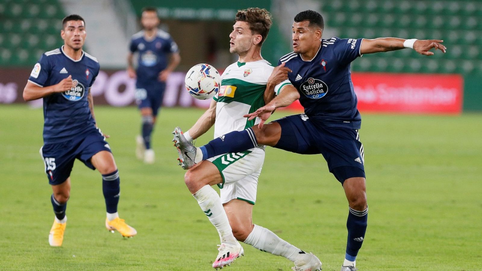 El delantero del Elche Lucas Boyé (c) controla un balón ante Jeison Murillo (d), del Celta, durante el partido de la novena jornada de Liga.