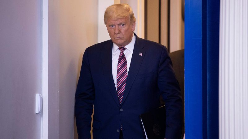 El presidente de Estados Unidos, Donald Trump, entrando a dar una rueda en la Casa Blanca el jueves 5 de noviembre de 2020.