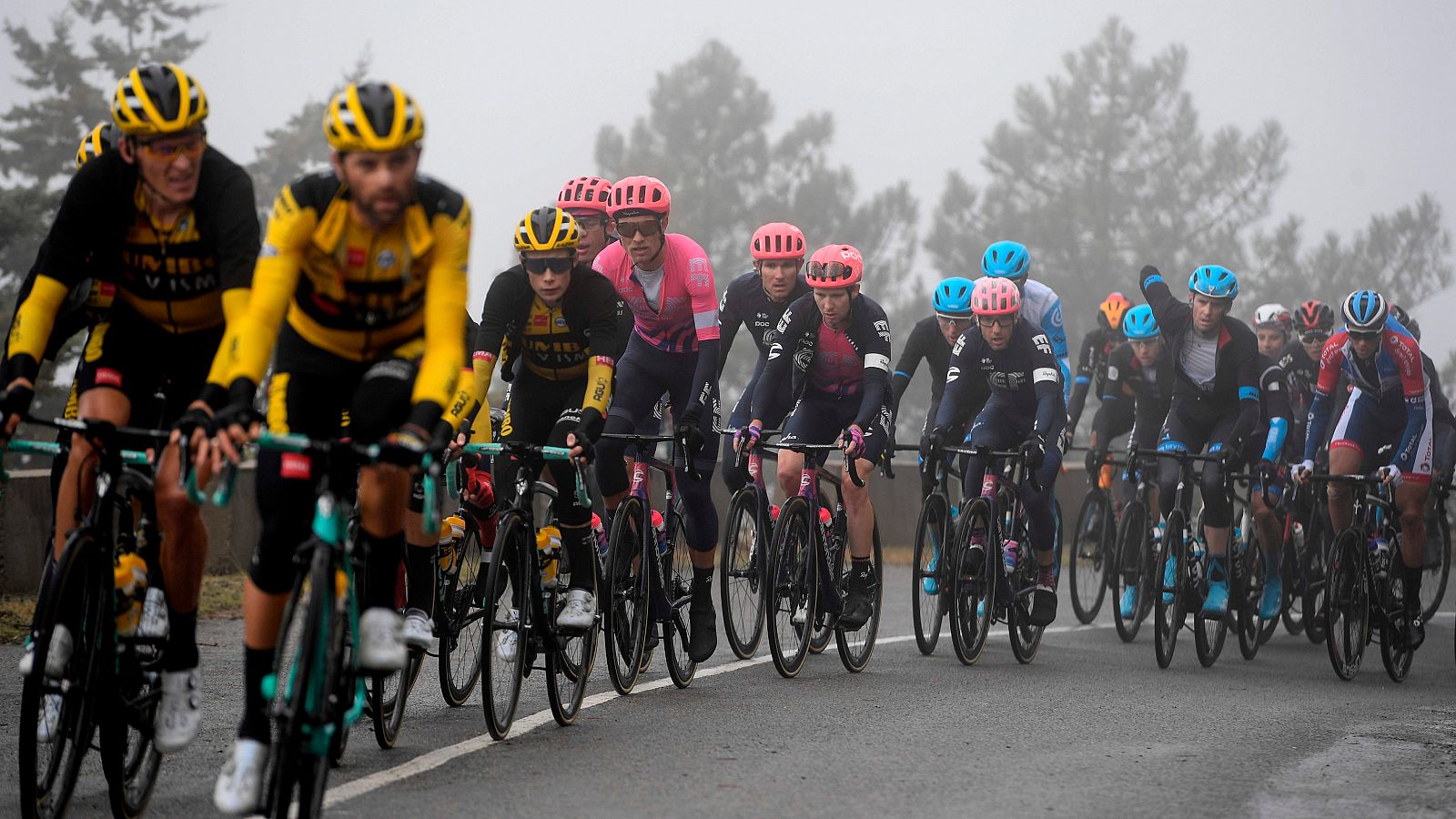 Los corredores del Jumbo Visma al frente del pelotón durante la etaqpa 17 de la Vuelta 2020.