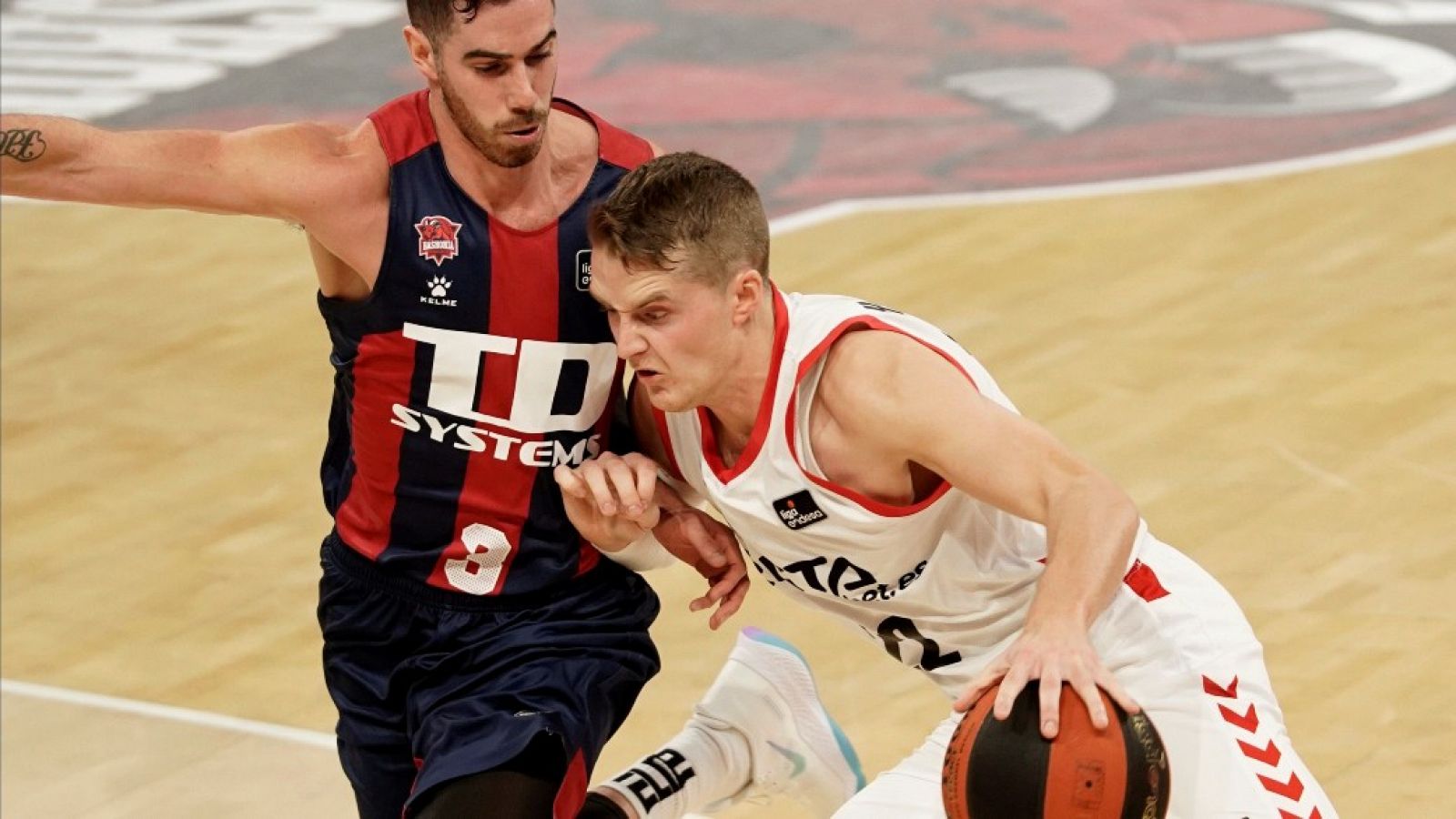 El ala pívot sueco del Retabet Bilbao, Ludde Hakanson, lucha ante el base italiano del TD System Baskonia Luca Vildoza.