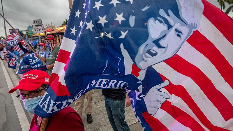 Un grupo de partidarios de Donald Trump se manifiestan en Miami tras conocer por los medios de comunicación la victoria de Joe Biden