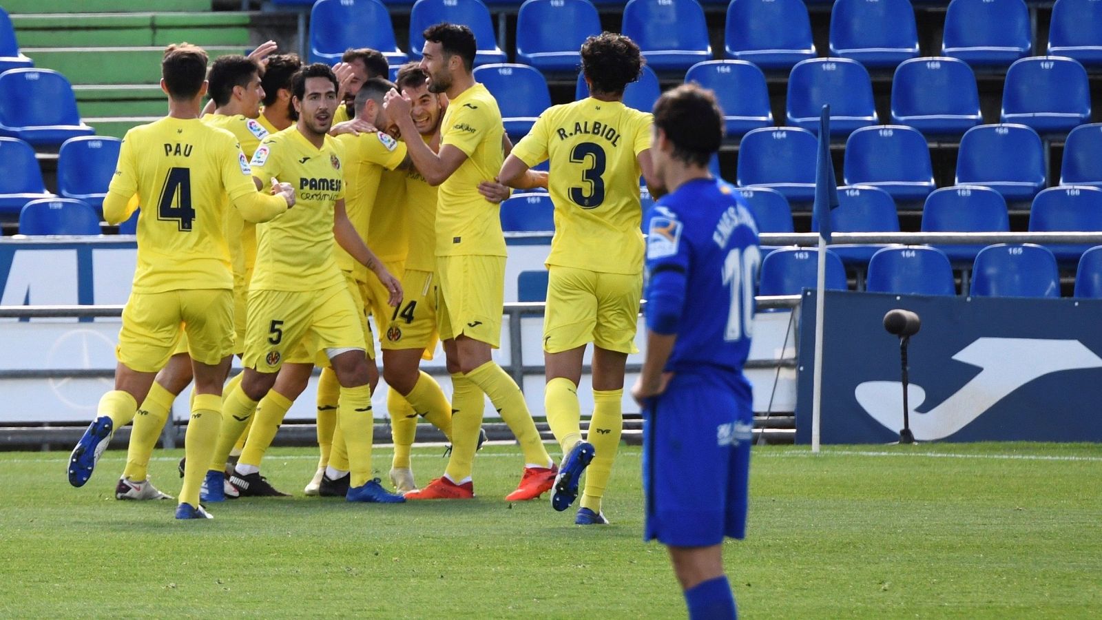 Los jugadores del Villarreal festejan uno de sus tres goles al Getafe.