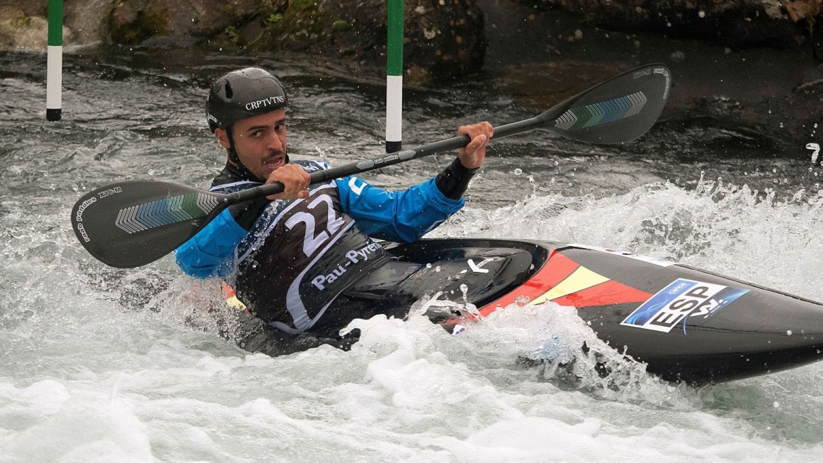 Darío Cuesta participa en la modalidad de extreme, en la penúltima jornada de la Copa del Mundo de piragüismo en Pau (Francia).