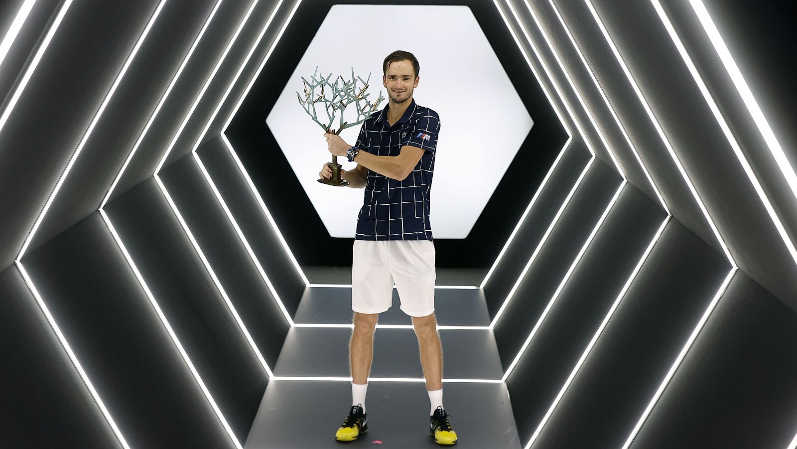 Daniil Medvedev posa con el trofeo de ganador del Masters 1000 de París.