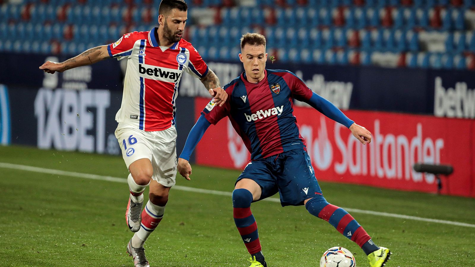 El defensa del Levante UD Carlos Clerc, disputa el balón frente al centrocampista del Alavés Edgar.