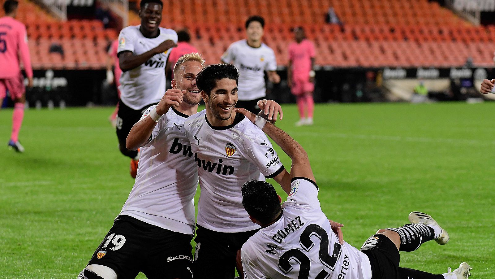 El Valencia celebra uno de los goles de Carlos Soler.