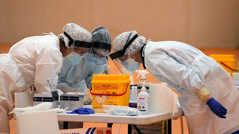 Profesionales sanitarios en el municipio andaluz de Arriate, hacen un tet masivo de coronavirus