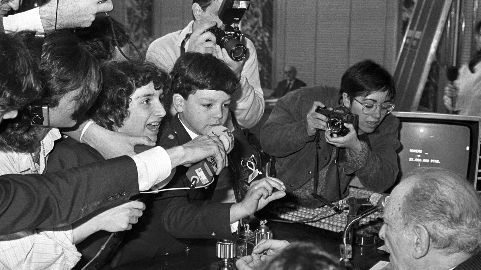  La niña Isabel Muñoz canta el Gordo, que correspondió al número 4.414, durante el Sorteo Extraordinario de Navidad en 1984