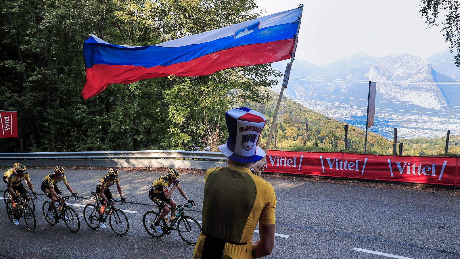 Imagen de un aficionado esloveno al paso de los corredores del Tour de Francia 2020.