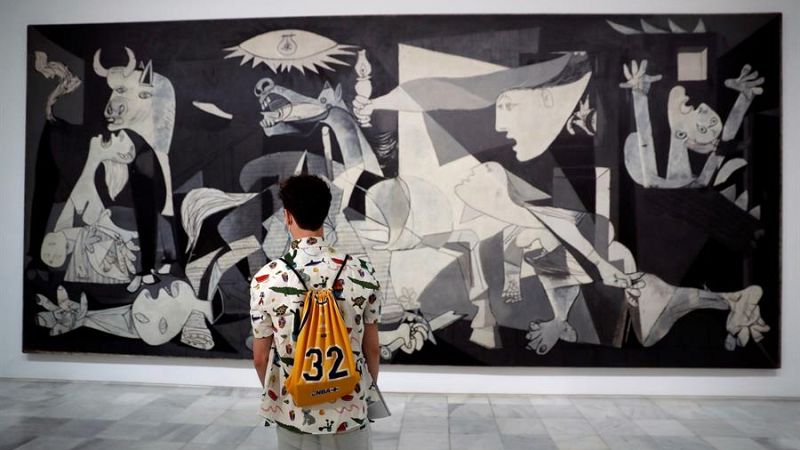 Un visitante en el Museo Reina Sofía durante la pandemia