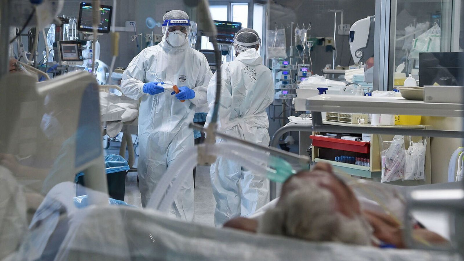 Pacientes y personal médico en la unidad de cuidados intensivos (UCI) del Hospital Martini de Turín, Italia.