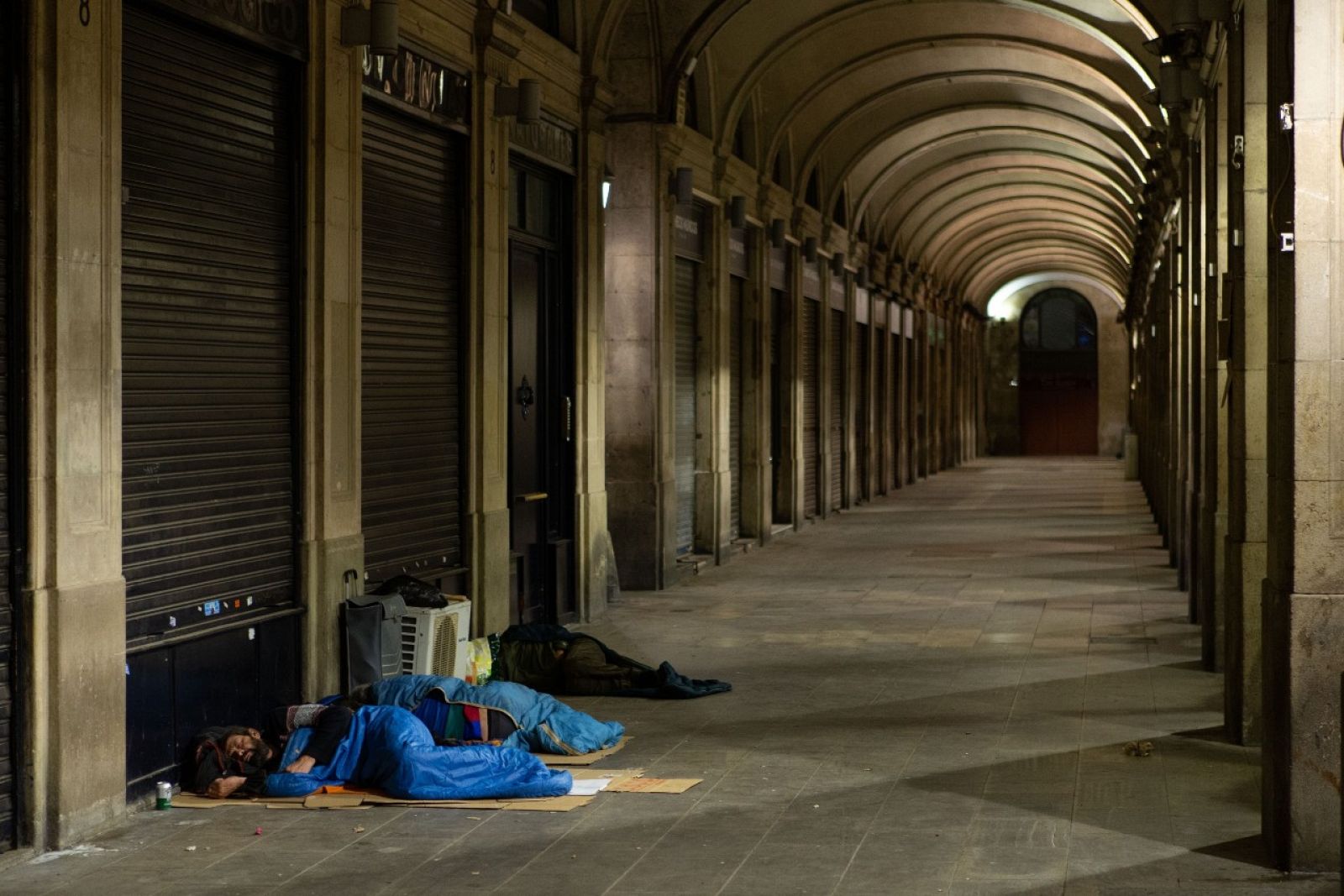 Una persona duerme en la calle en Barcelona