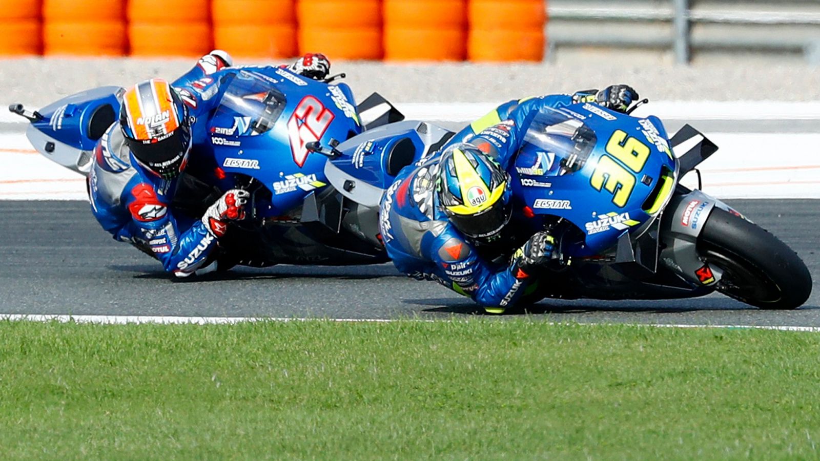 Imagen de los pilotos de Suzuki, Joan Mir y Álex Rins, durante el GP de Europa.